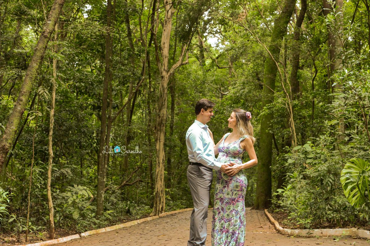 ensaio fotografico de gestante  em Maringá,  romance em ambiente externo 