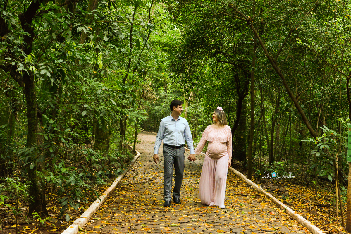ensaio fotografico de gestante  em Maringá,  andando 