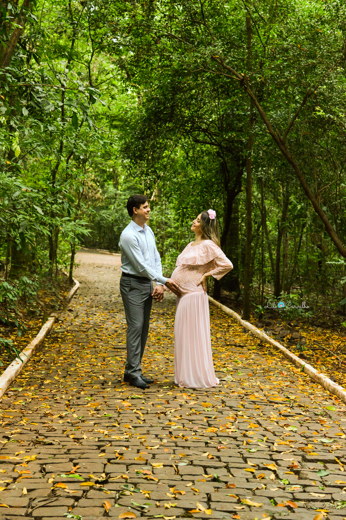 ensaio fotografico de gestante  em Maringá,  mao na barriga