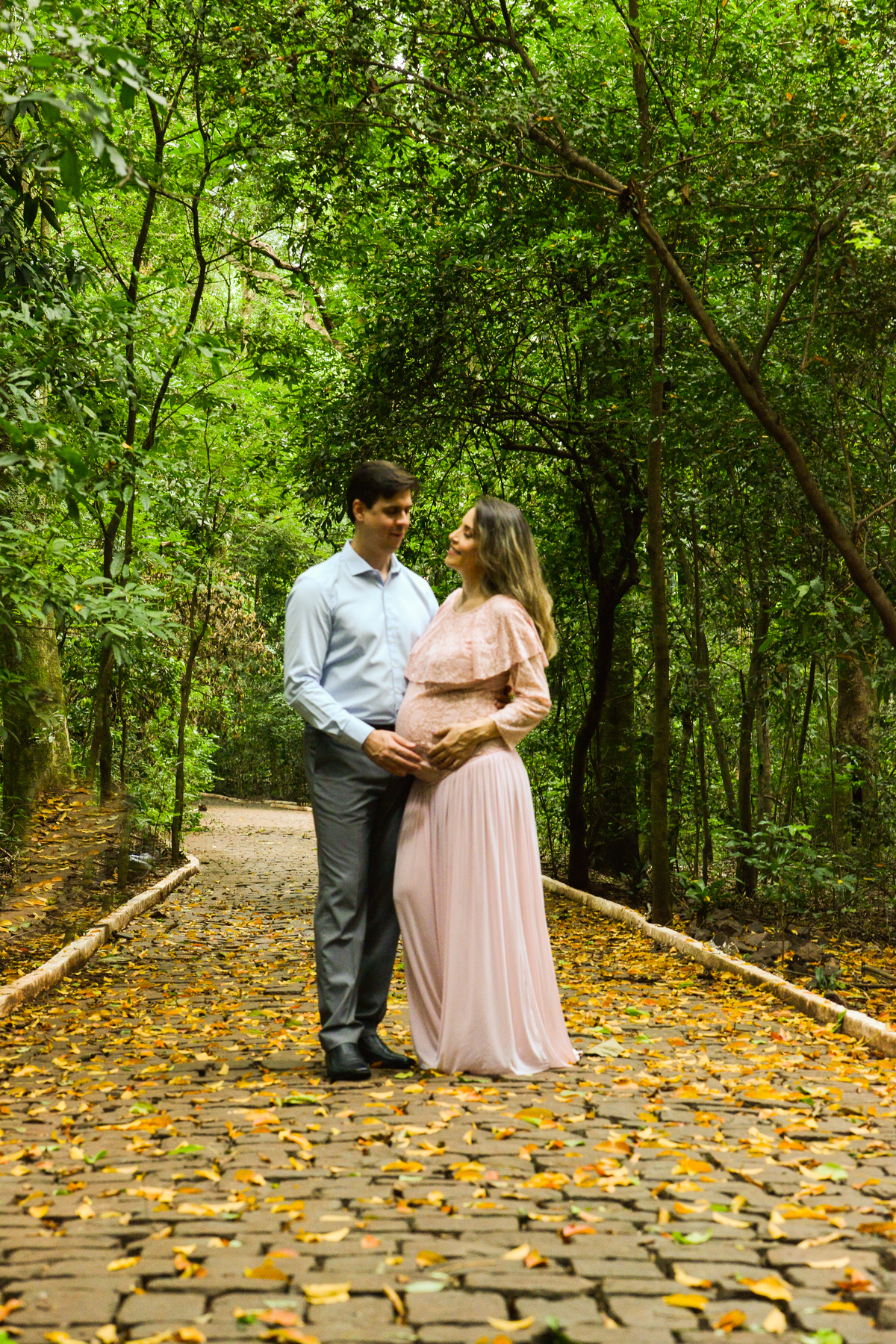ensaio fotografico de gestante  em Maringá,  vestido rosa  e romance 