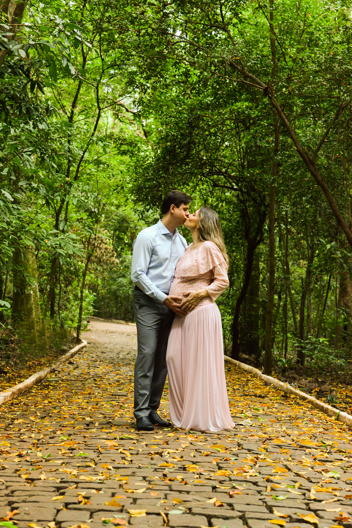ensaio fotografico de gestante  em Maringá,  vestido rosa, beijo 