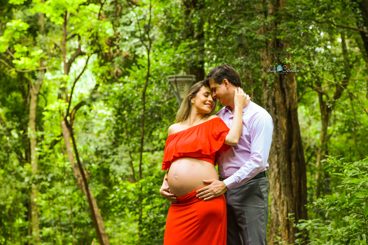 ensaio fotografico de gestante  em Maringá,  mao no rosto do marido 