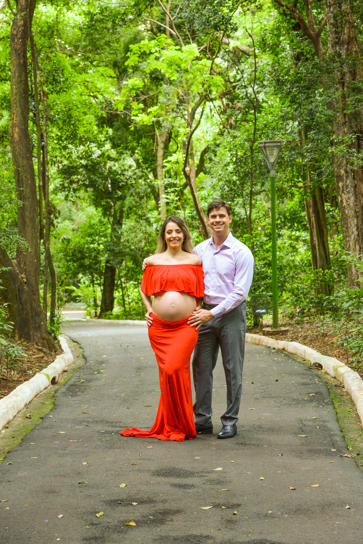 ensaio fotografico de gestante  em Maringá,  casal de frente 