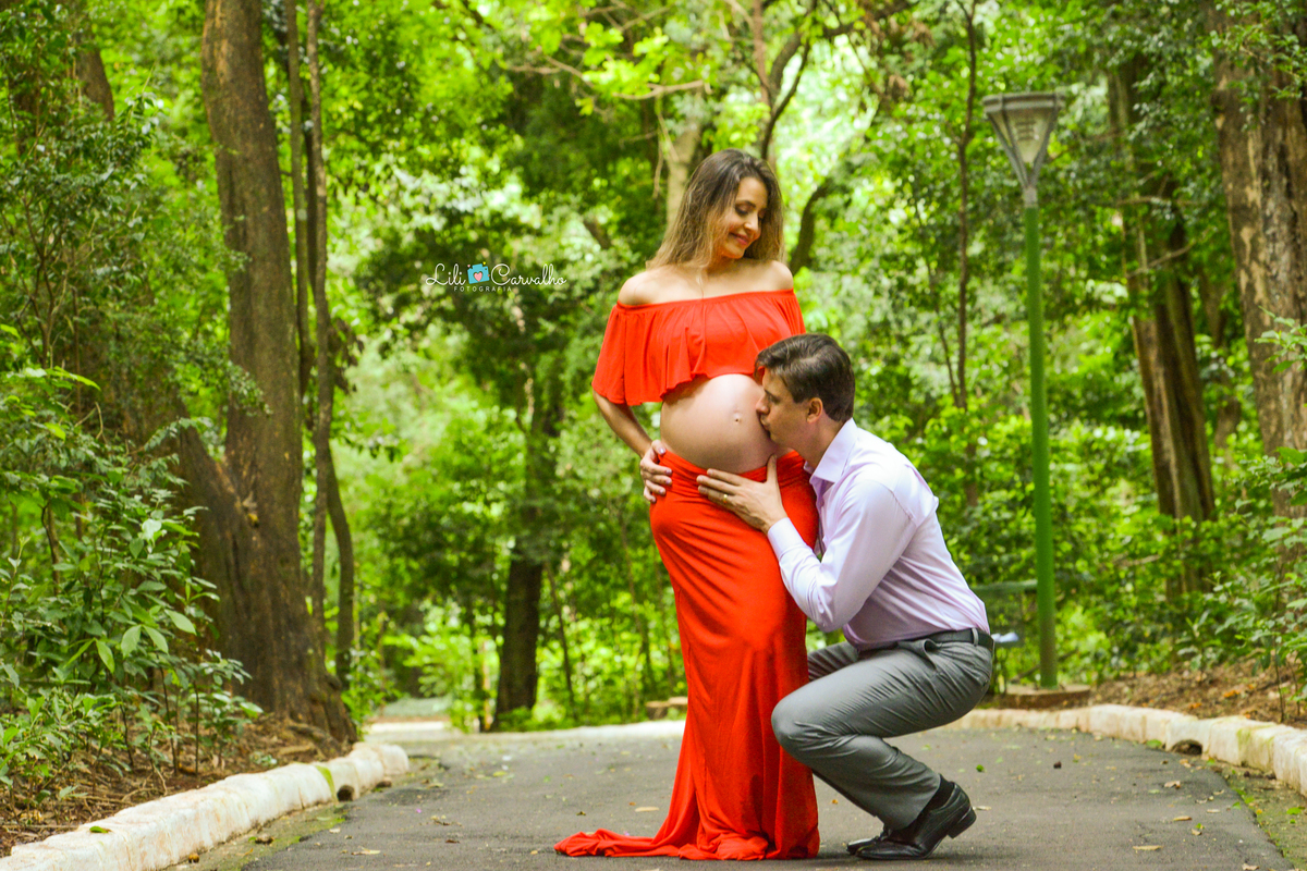 ensaio fotografico de gestante  em Maringá,  beijando a barriga 