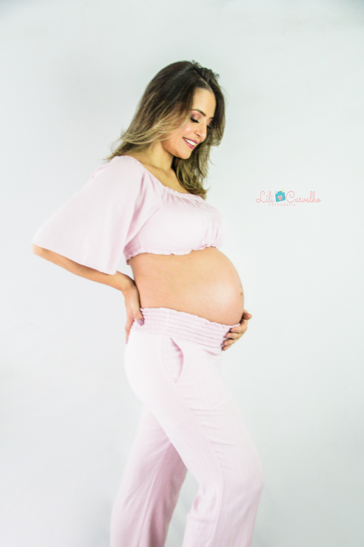 ensaio fotografico de gestante  em Maringá,  conjunto rosa, lateral 