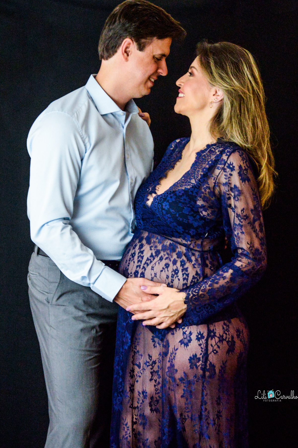 ensaio fotografico de gestante  em Maringá,  vestido azul de renda 