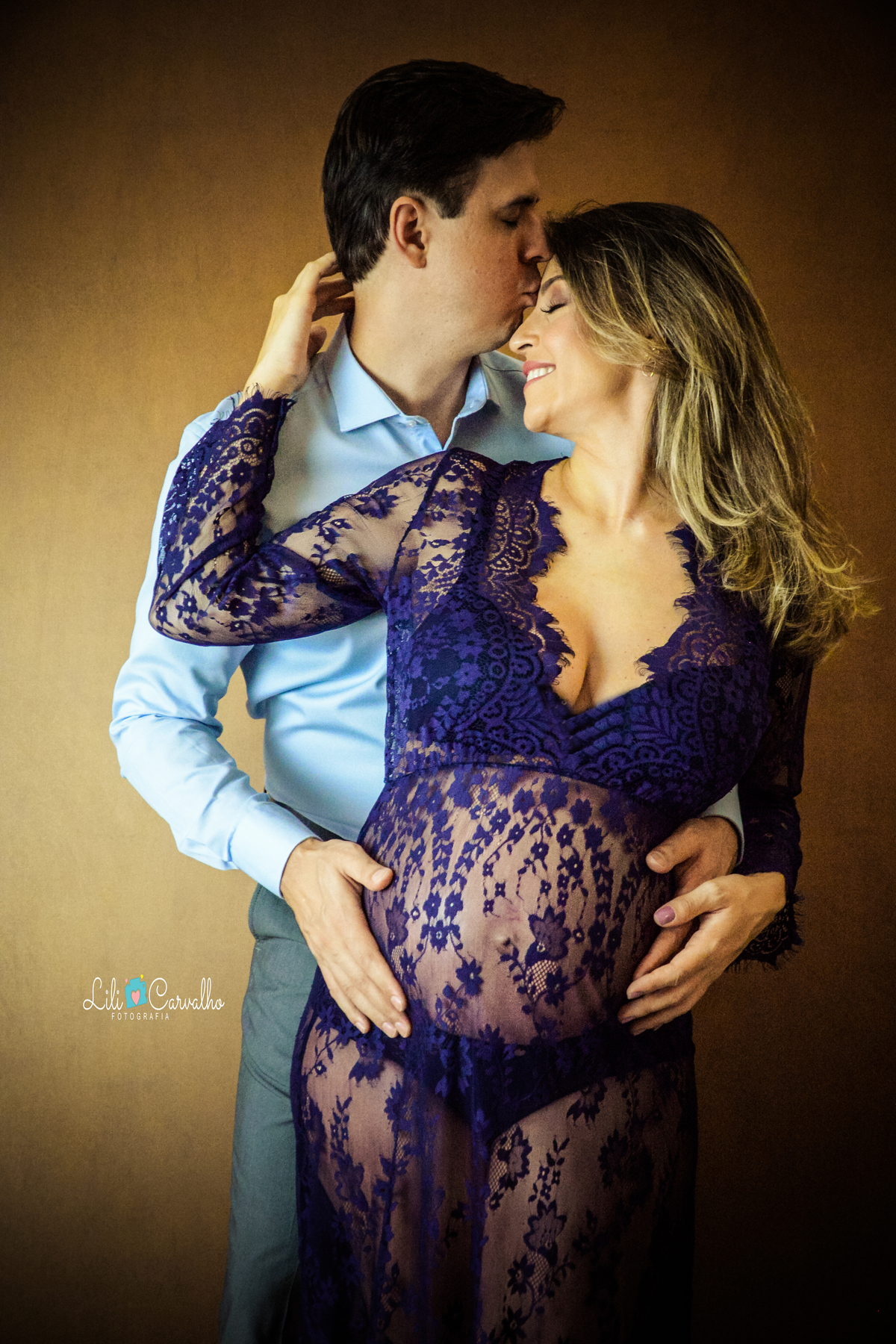 ensaio fotografico de gestante  em Maringá,  vestido azul de renda, romance 