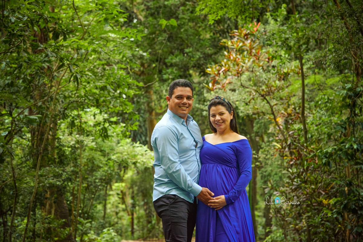 ensaio gestante em Maringá, em local externo, parque do ingá casal  