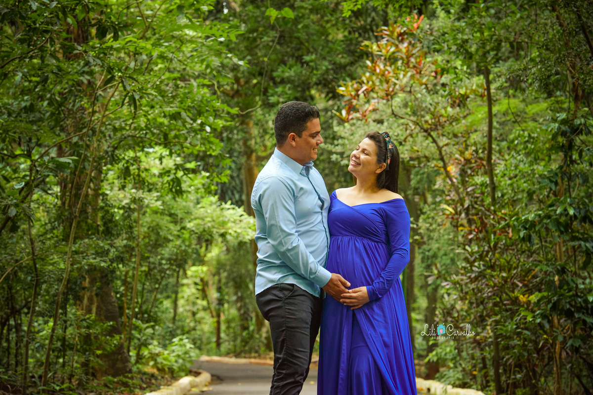 ensaio gestante em Maringá, em local externo, parque do ingá casal se olhando