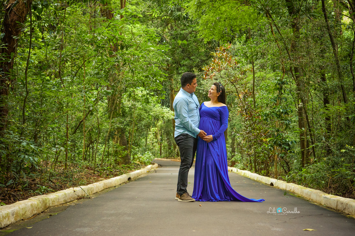 ensaio gestante em Maringá, em local externo, parque do ingá romance