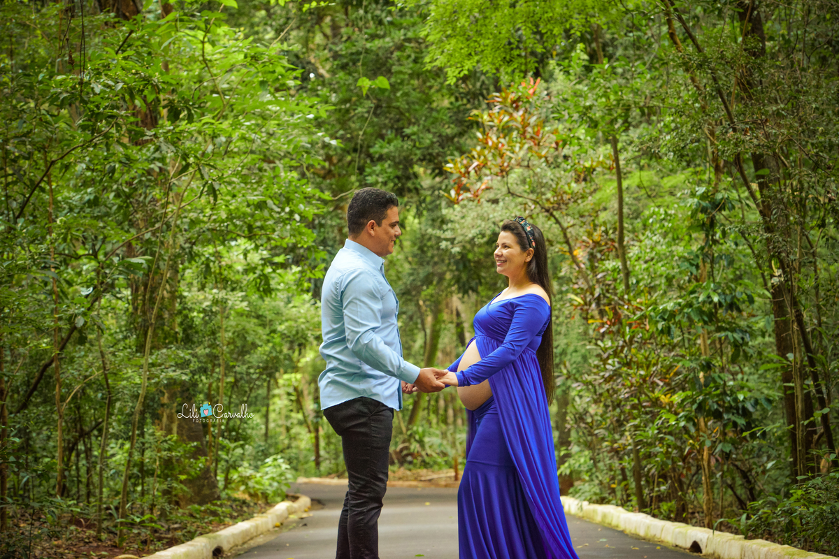 ensaio gestante em Maringá, em local externo, parque do ingá apaixonados 