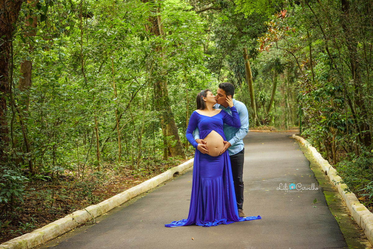 ensaio gestante em Maringá, em local externo, parque do ingá beijando 