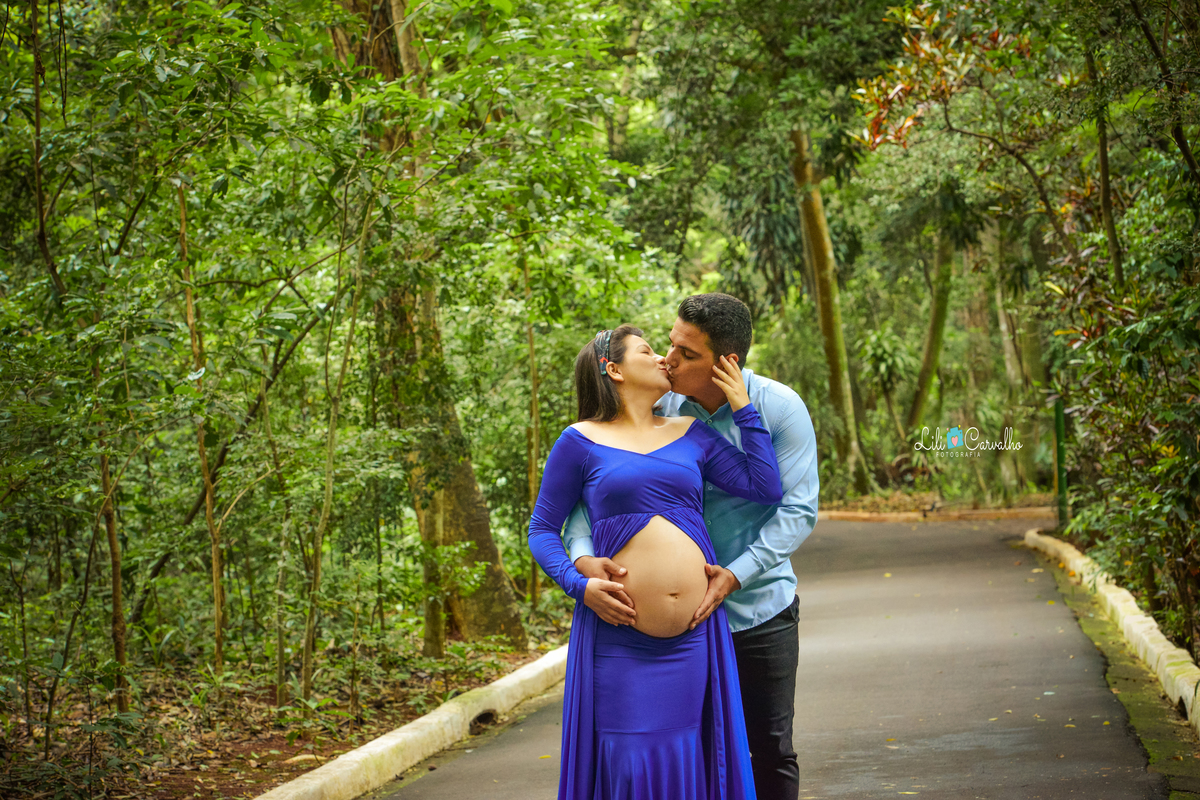 ensaio gestante em Maringá, em local externo, parque do ingá mão no rosto