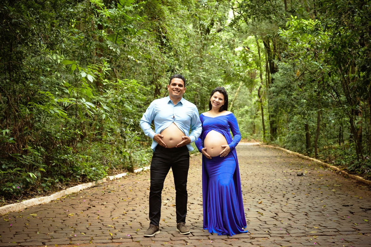 ensaio gestante em Maringá, em local externo, parque do ingá marido brincando 