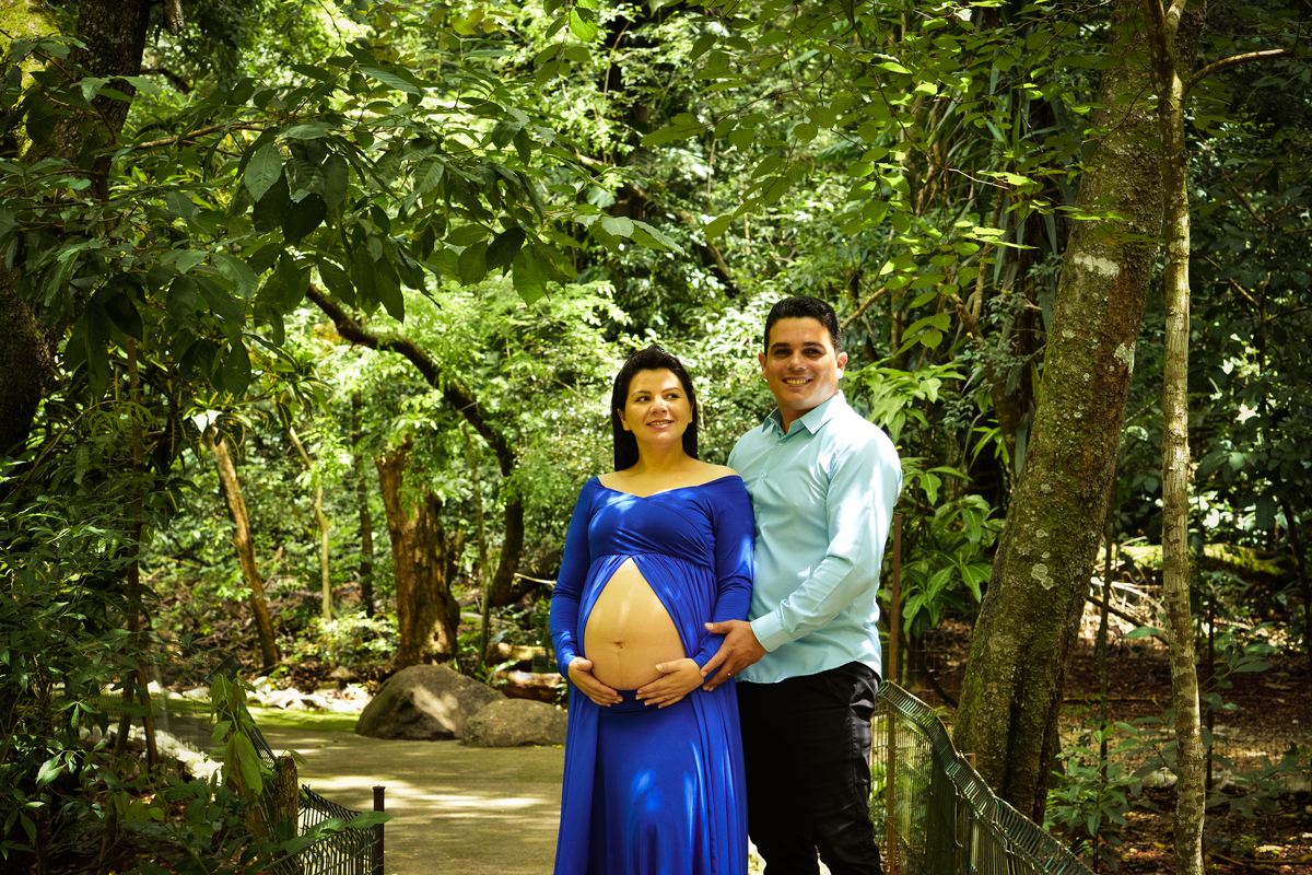 ensaio gestante em Maringá, em local externo, parque do ingá casal  