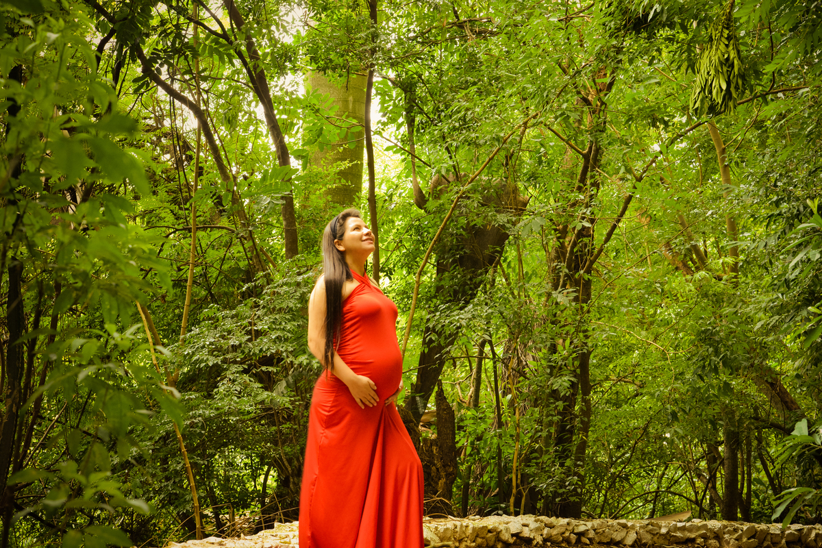 ensaio gestante em Maringá, em local externo, parque do ingá vestido vermelho 