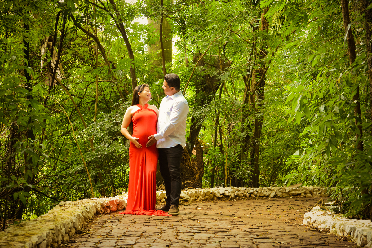 ensaio gestante em Maringá, em local externo, parque do ingá vestido vermelho casal 