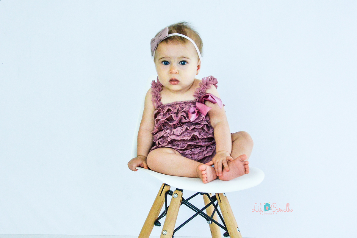 fotografia mensal de bebê realizada no estúdio em Maringá body bordo