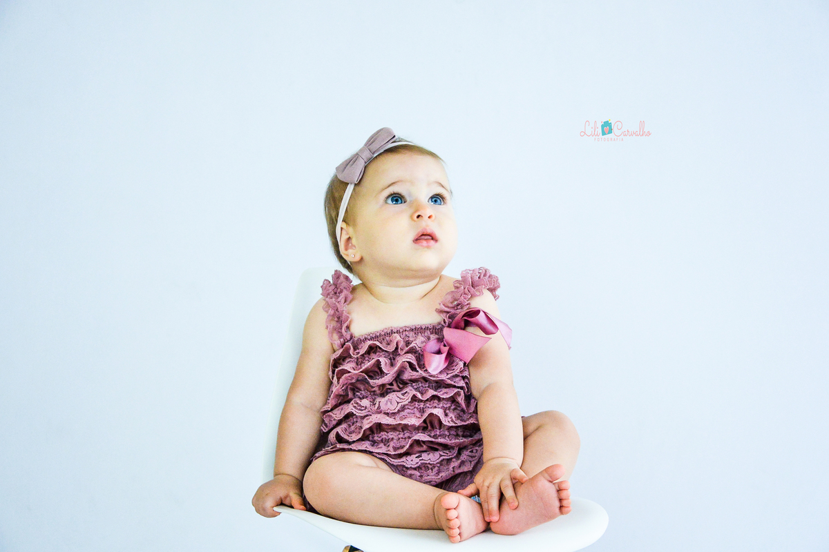 fotografia mensal de bebê realizada no estúdio em Maringá olhando para cima