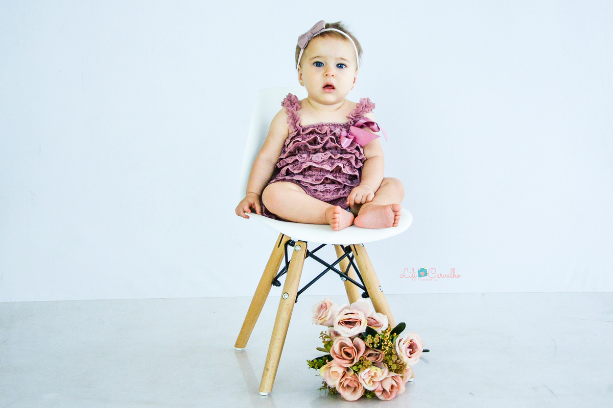 fotografia mensal de bebê realizada no estúdio em Maringá olhando para frente 