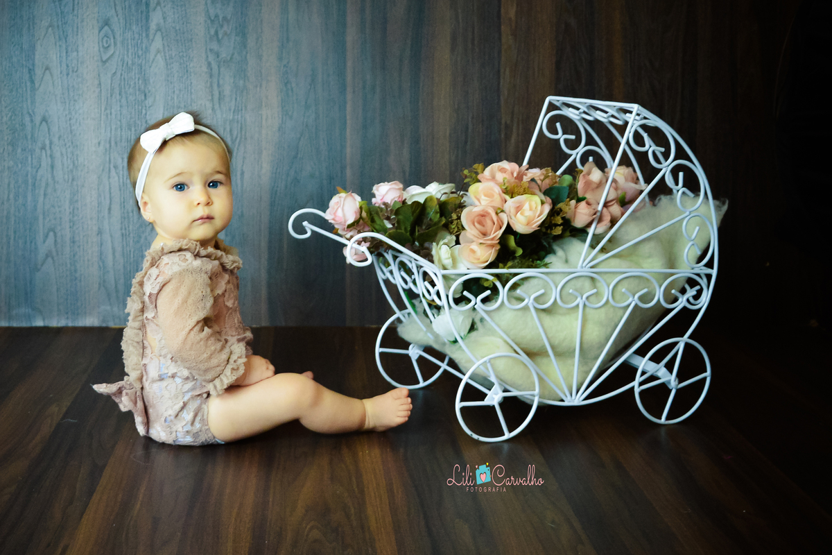 fotografia mensal de bebê realizada no estúdio em Maringá flores 
