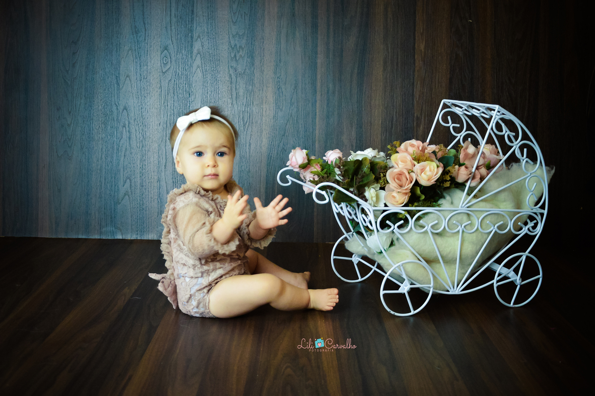 fotografia mensal de bebê realizada no estúdio em Maringá batendo palmas 