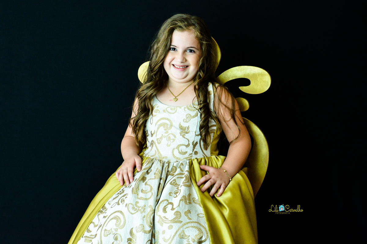 fotografia de gestante em Maringá em local externo  vestido dourado