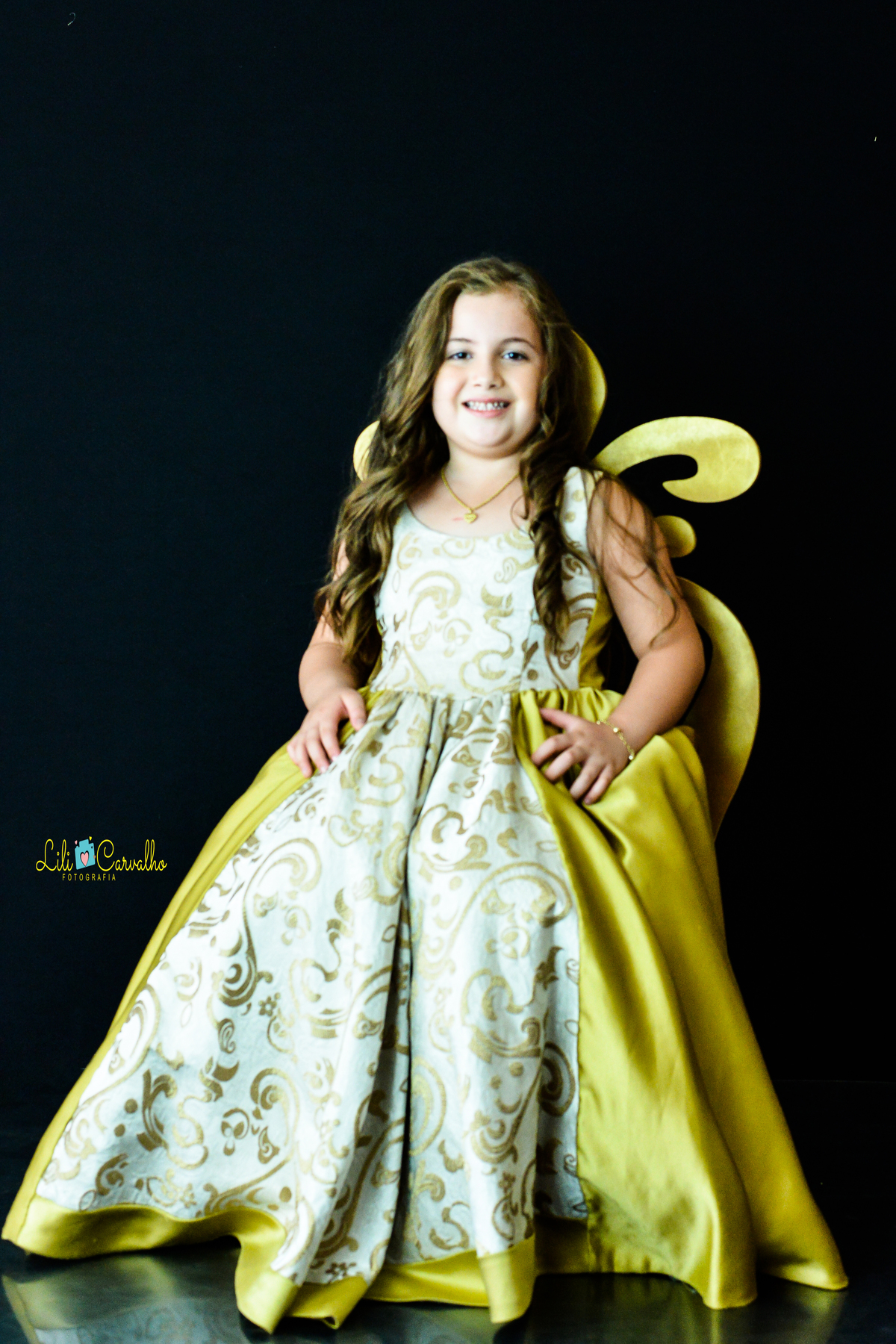 fotografia de gestante em Maringá em local externo  poltrona 