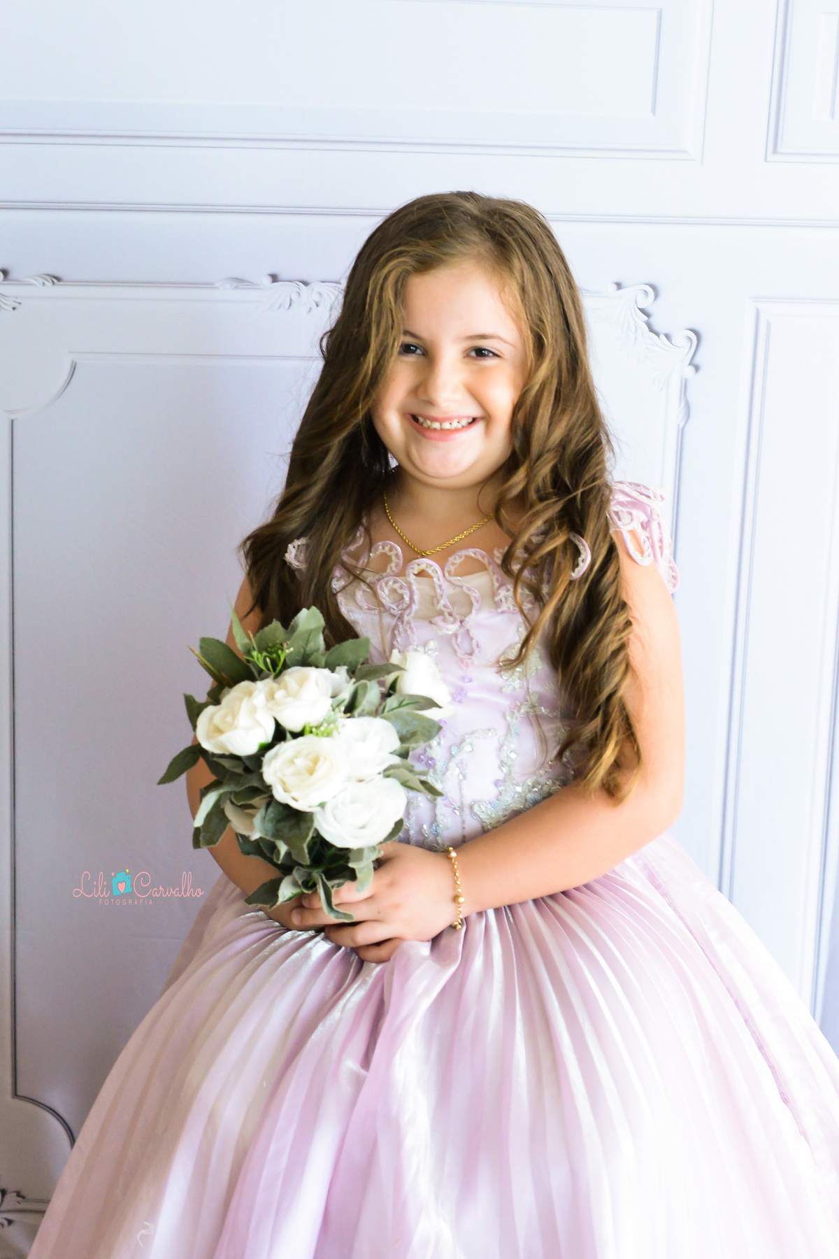 fotografia de gestante em Maringá em local externo  segurando rosa branca 