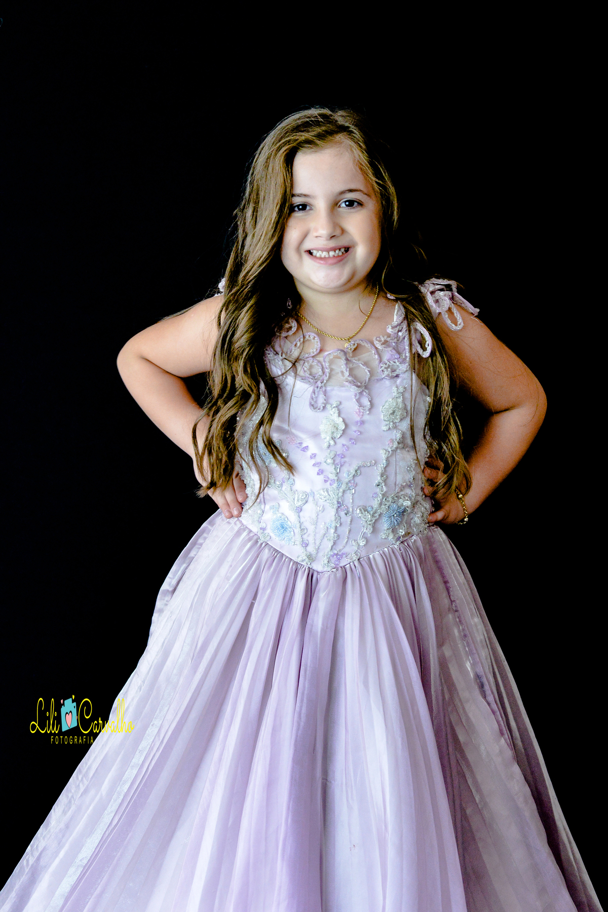 fotografia de gestante em Maringá em local externo  mão na cintura 