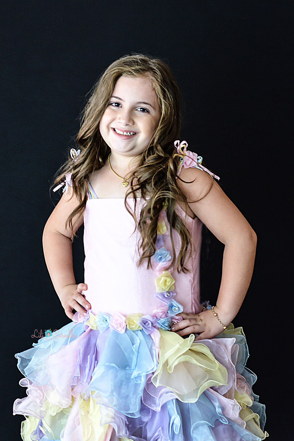 fotografia de gestante em Maringá em local externo  vestido colorido 