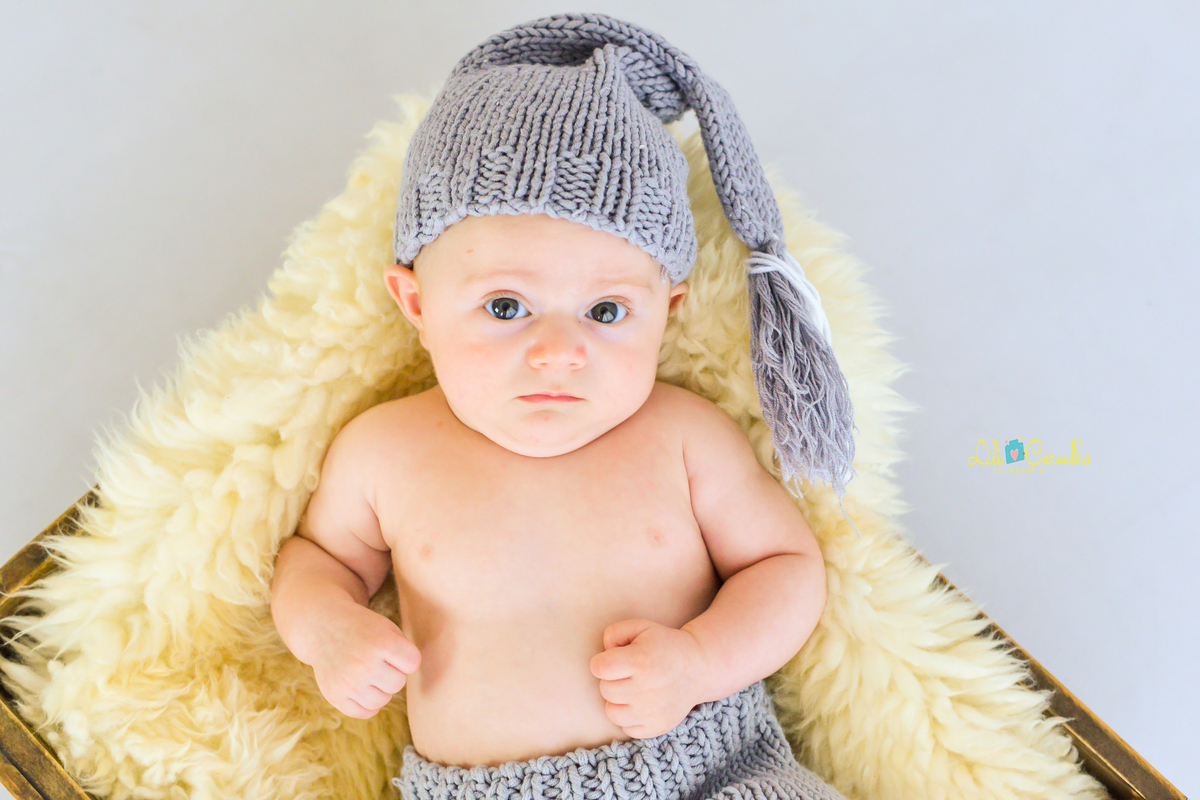 ensaio fotografico de menino realizado em estúdio em Maringá touca