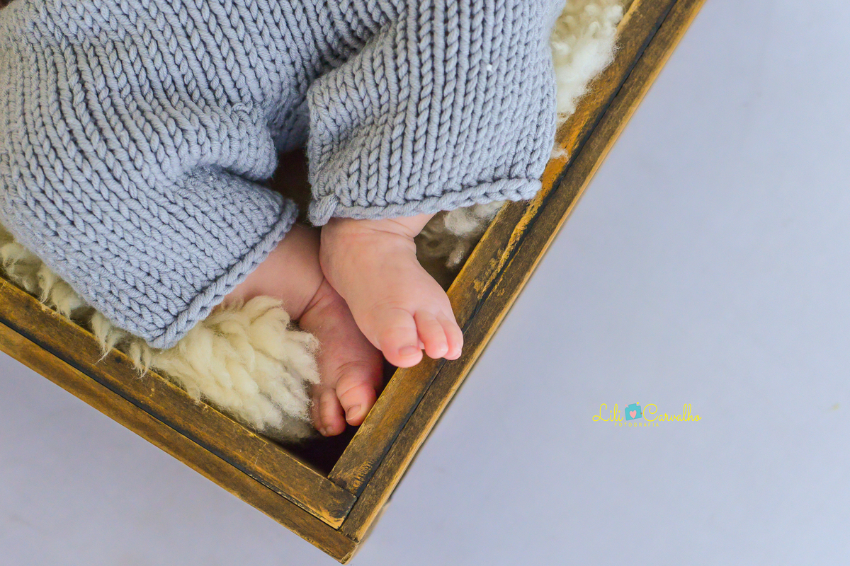 ensaio fotografico de menino realizado em estúdio em Maringá pezinho