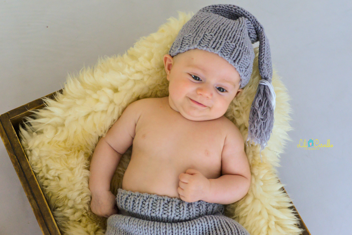 ensaio fotografico de menino realizado em estúdio em Maringá sorrisinho