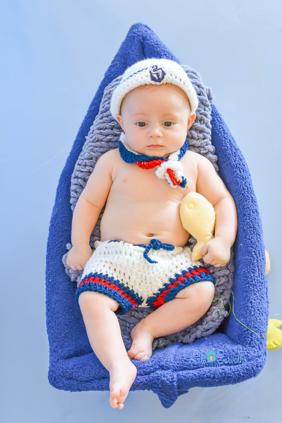 ensaio fotografico de menino realizado em estúdio em Maringá peixinhos 
