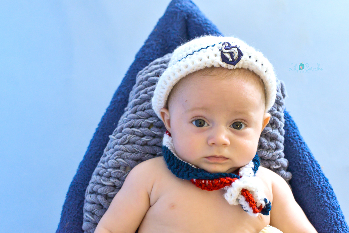 ensaio fotografico de menino realizado em estúdio em Maringá olhando para frente 