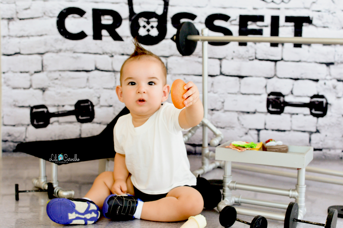 ensaio fotografico realizado em estudio em Maringa segurando brinquedo 