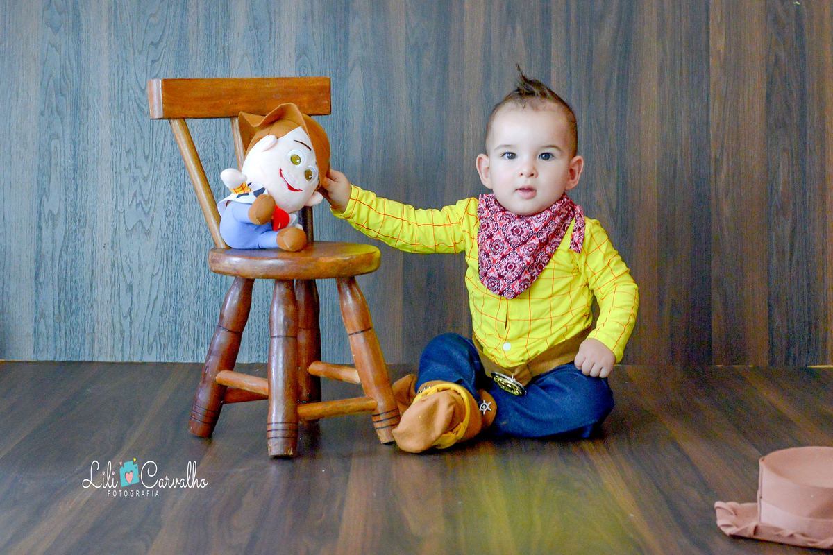 ensaio fotografico realizado em estudio em Maringa menino de chapeu 