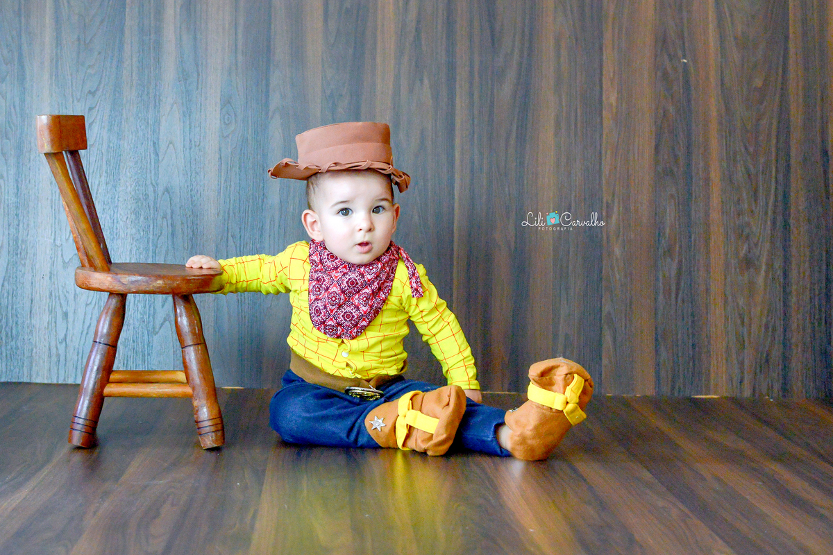  ensaio fotografico realizado em estudio em Maringa menino usando chapeu 
