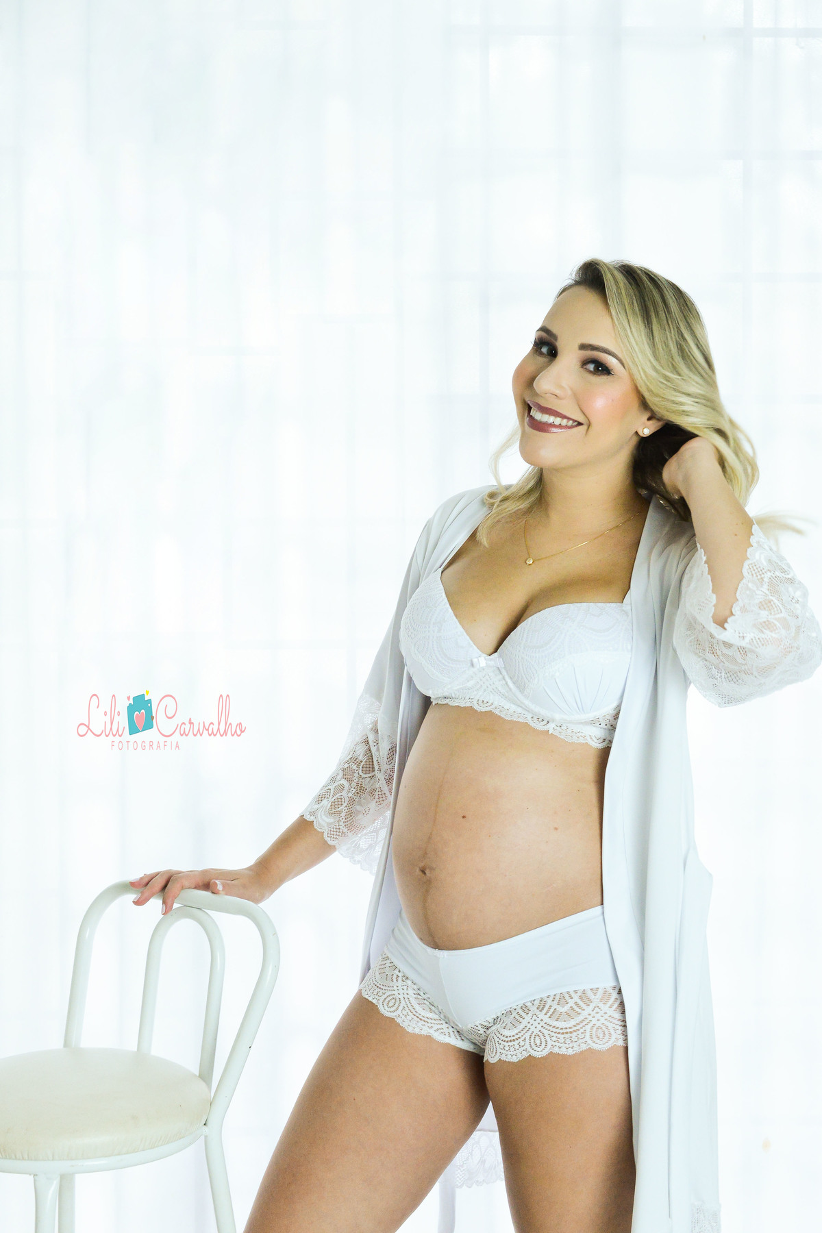 ensaio gestante no estúdio em Maringá fundo branco