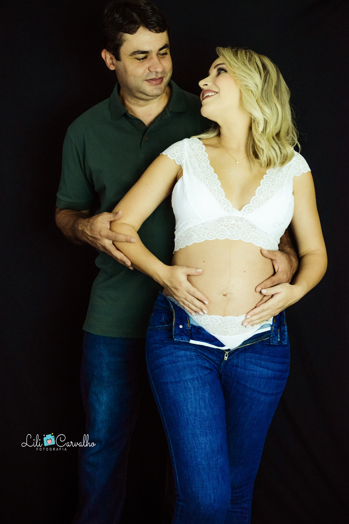 ensaio gestante no estúdio em Maringá fundo preto
