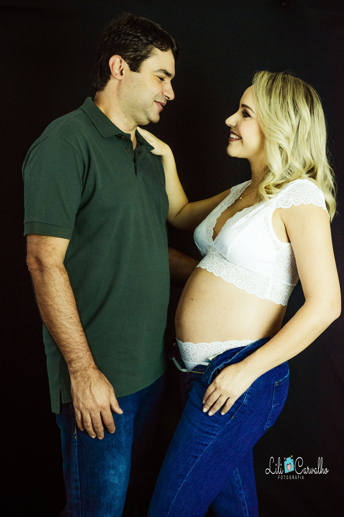 ensaio gestante no estúdio em Maringá mão no peito do marido