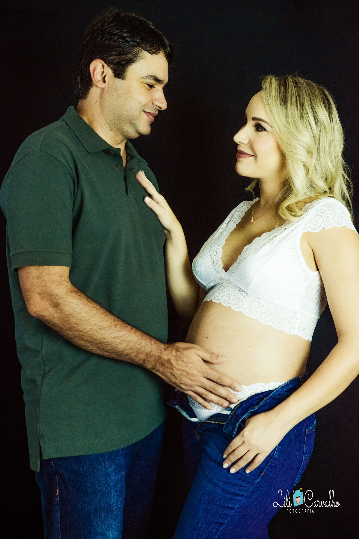 ensaio gestante no estúdio em Maringá romantico