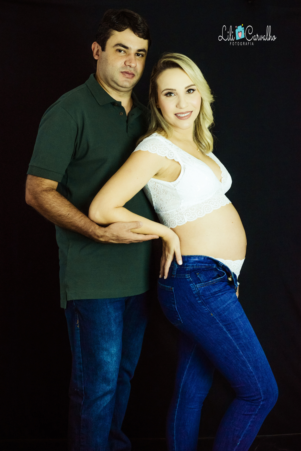 ensaio gestante no estúdio em Maringá de lado