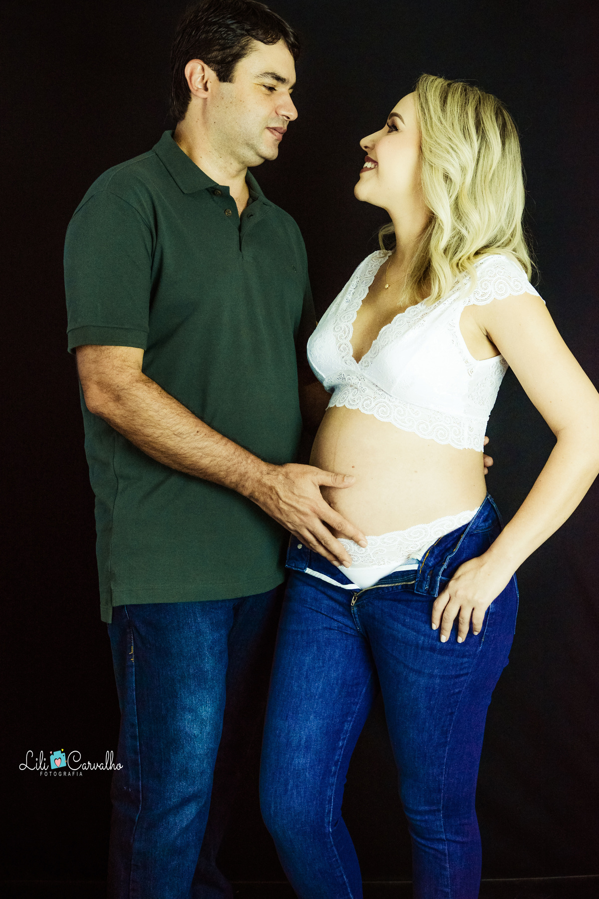 ensaio gestante no estúdio em Maringá fundo preto