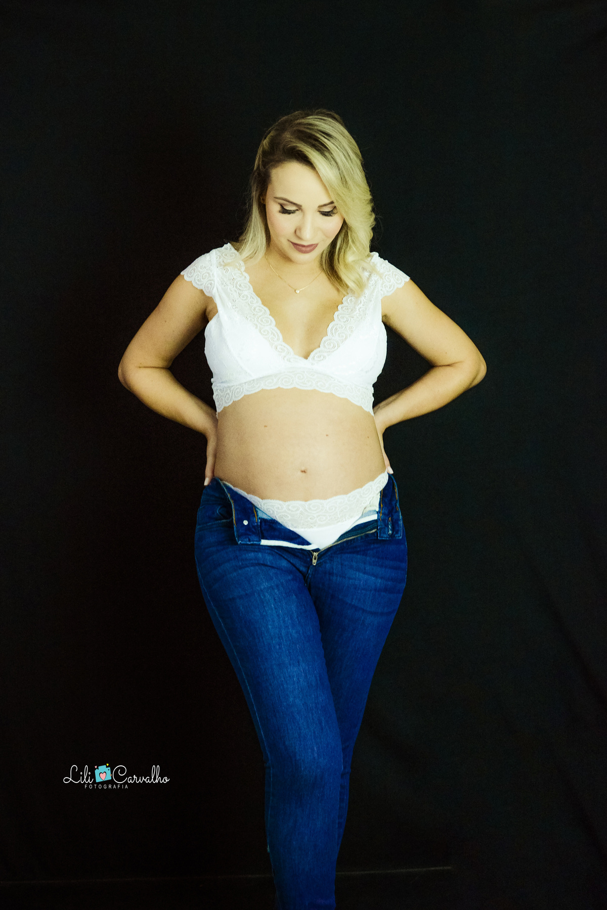 ensaio gestante no estúdio em Maringá calça jeans