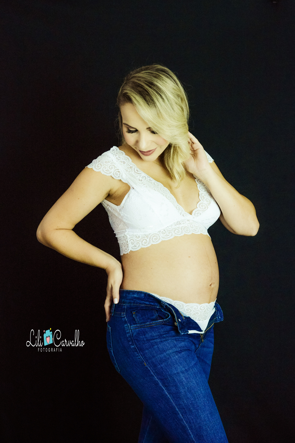ensaio gestante no estúdio em Maringá olhando para baixo