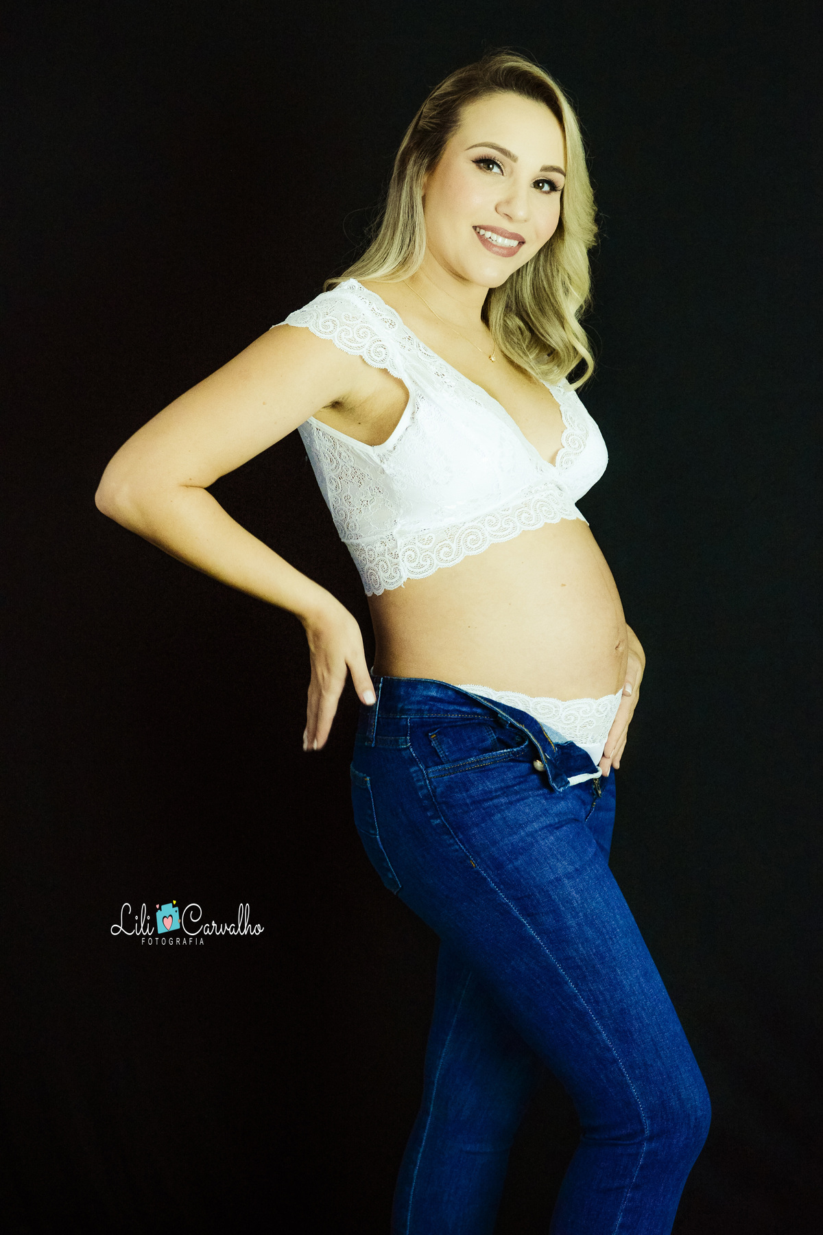 ensaio gestante no estúdio em Maringá olhando para lado