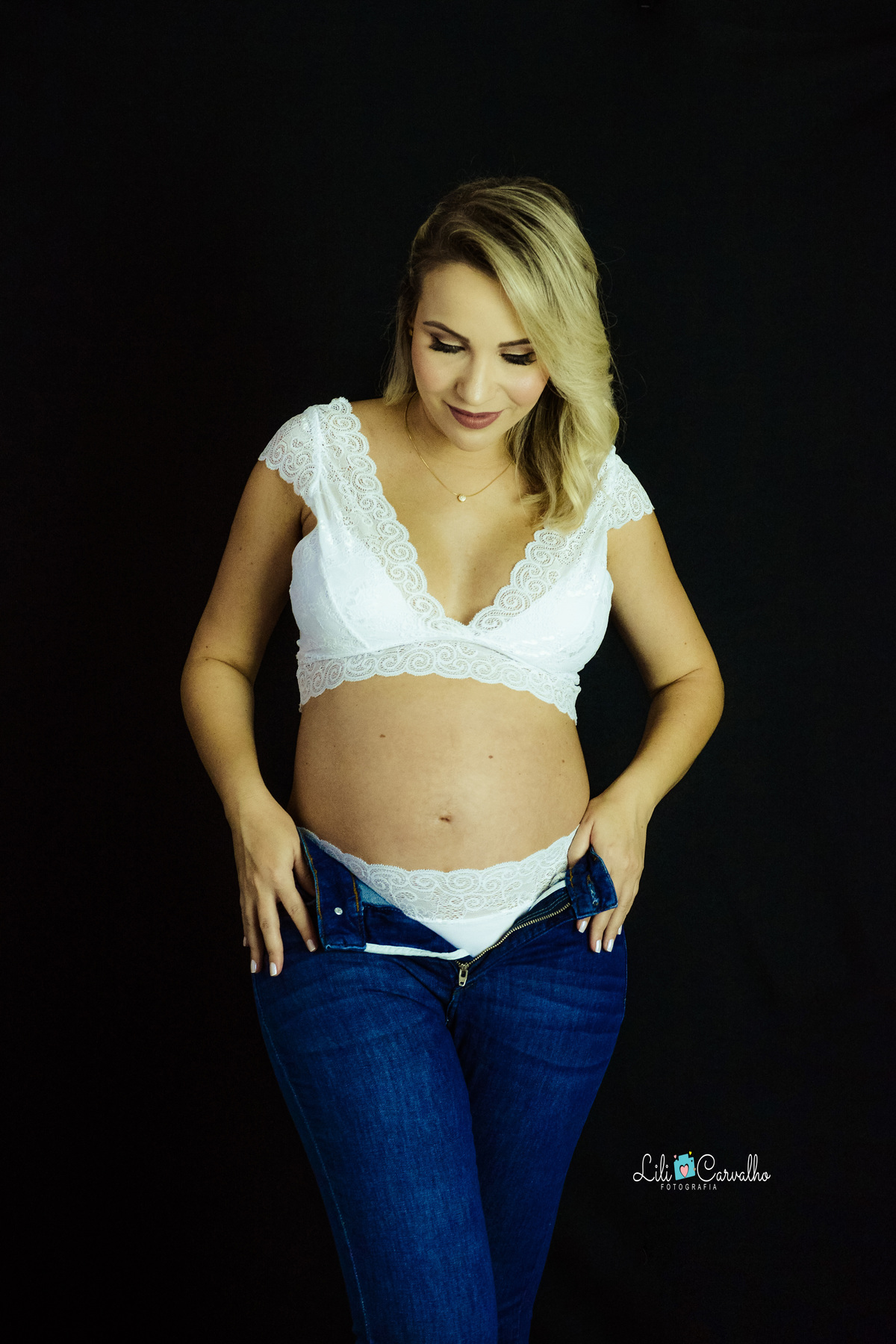 ensaio gestante no estúdio em Maringá de jeans e top