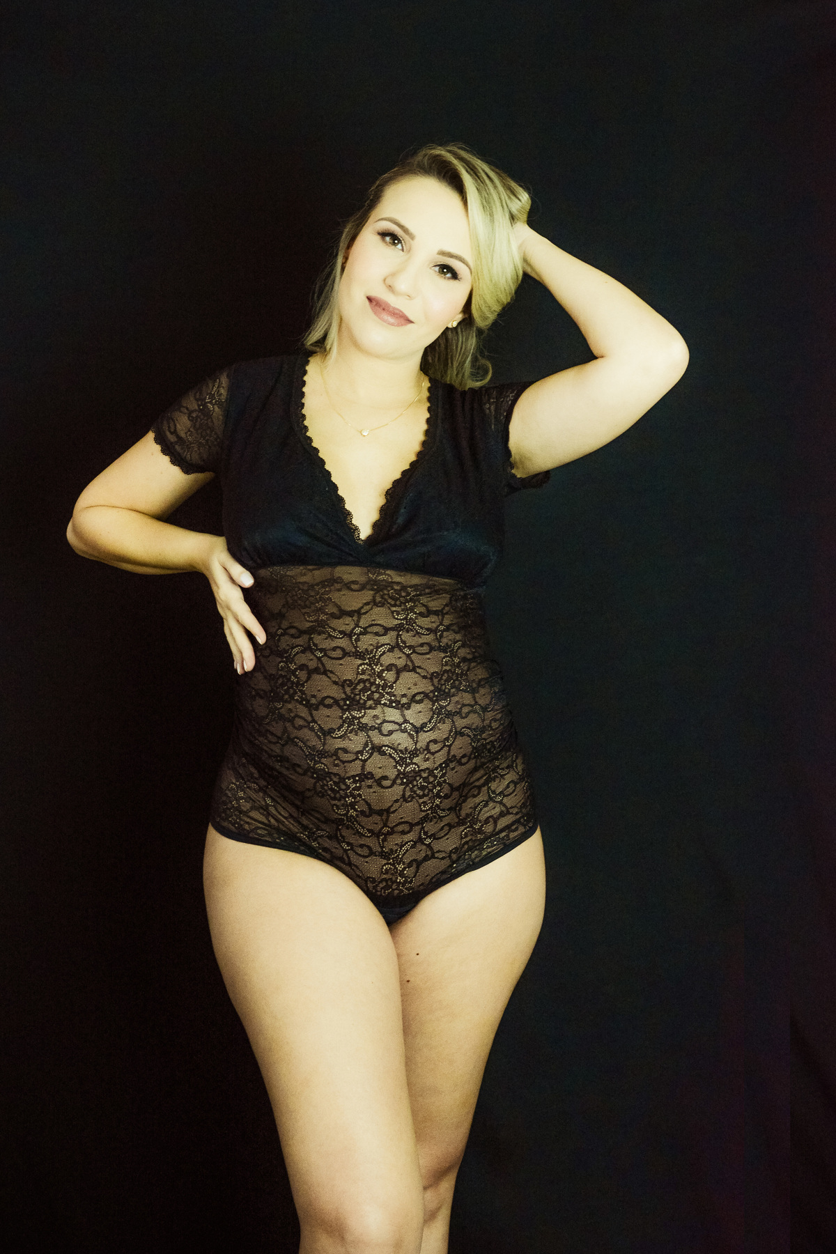 ensaio gestante no estúdio em Maringá mão na barriga lateral 